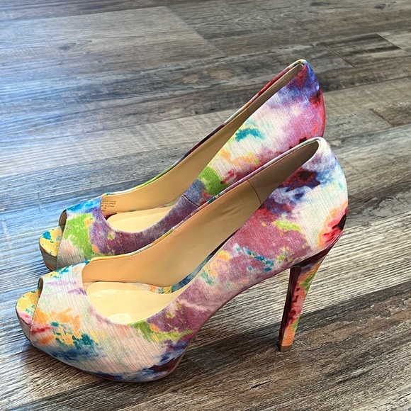 Guess Multi Color Screen Print Floral Peep Toe Pump /Size 7/ Item# 1-24954 - Picture 2 of 6
